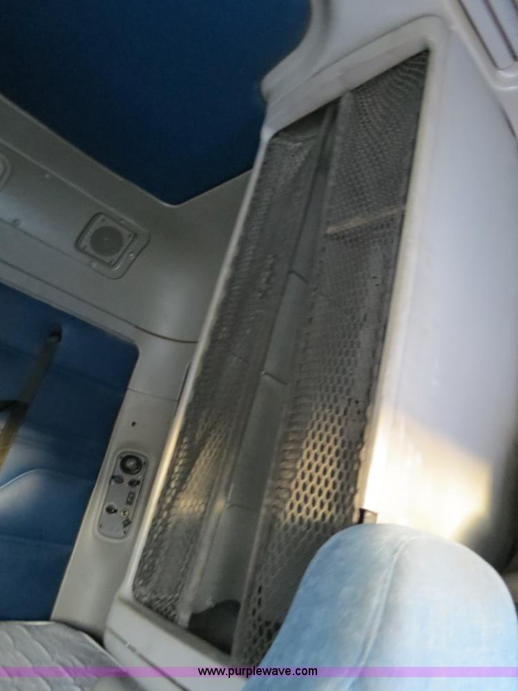 image for item B4588 2003 Freightliner Columbia semi truck