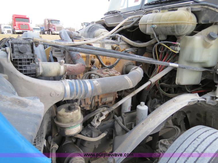 image for item B4588 2003 Freightliner Columbia semi truck