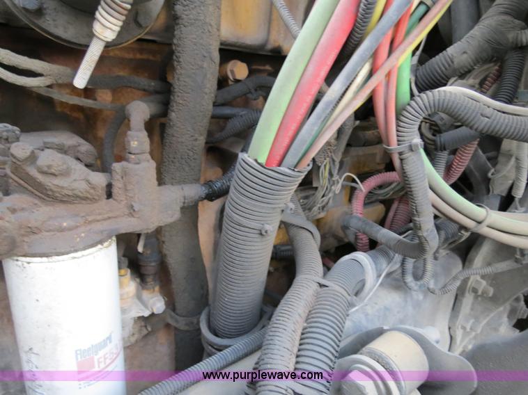 image for item B4588 2003 Freightliner Columbia semi truck