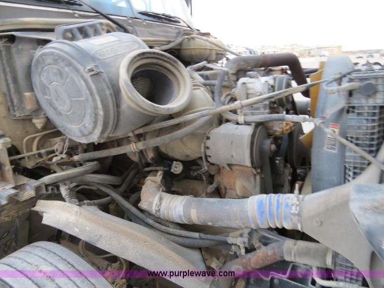 image for item B4588 2003 Freightliner Columbia semi truck