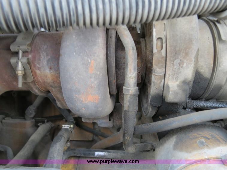 image for item B4588 2003 Freightliner Columbia semi truck