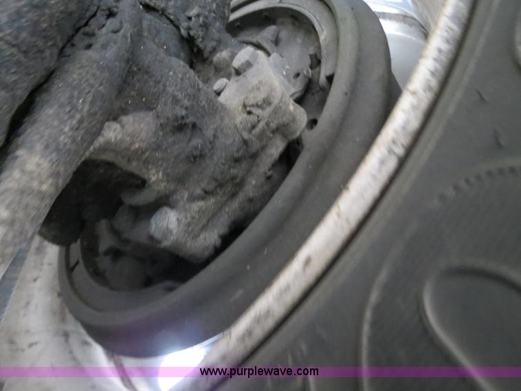 image for item B4588 2003 Freightliner Columbia semi truck