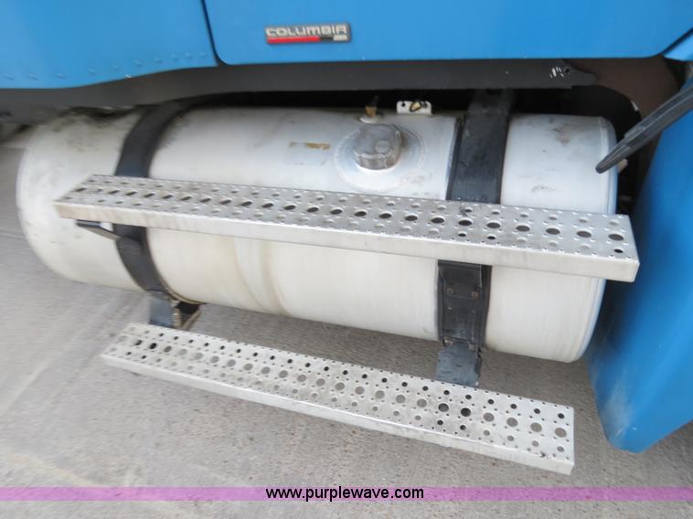 image for item B4588 2003 Freightliner Columbia semi truck