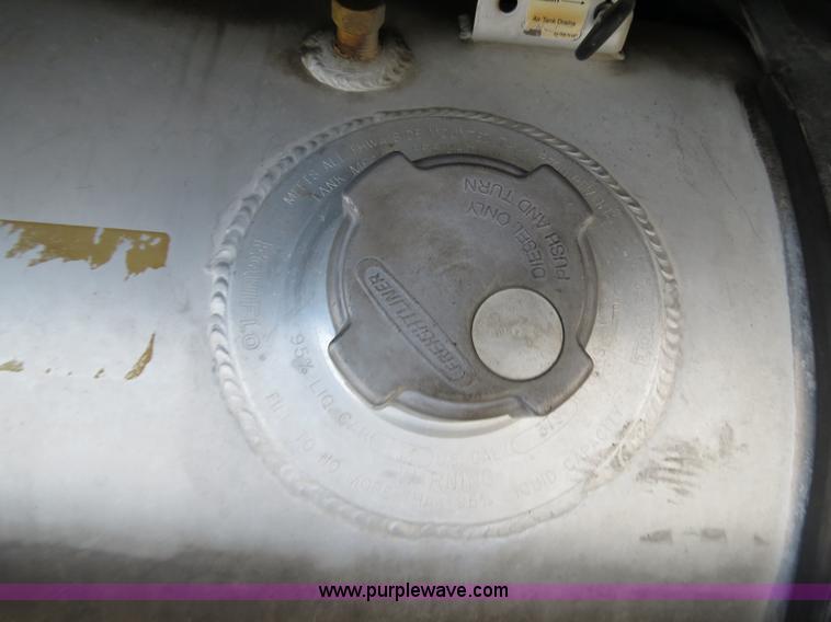 image for item B4588 2003 Freightliner Columbia semi truck