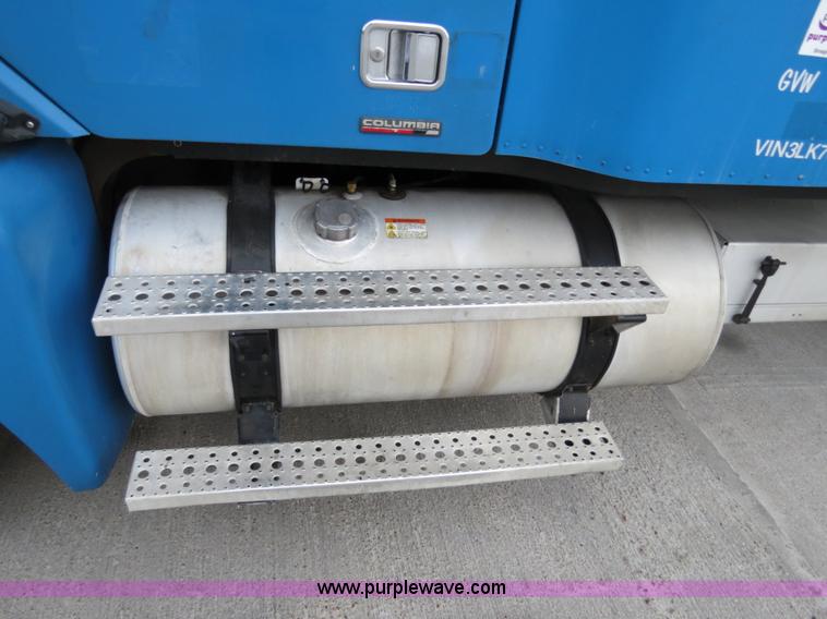 image for item B4588 2003 Freightliner Columbia semi truck