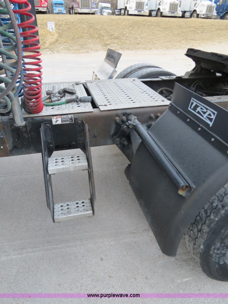 image for item B4588 2003 Freightliner Columbia semi truck