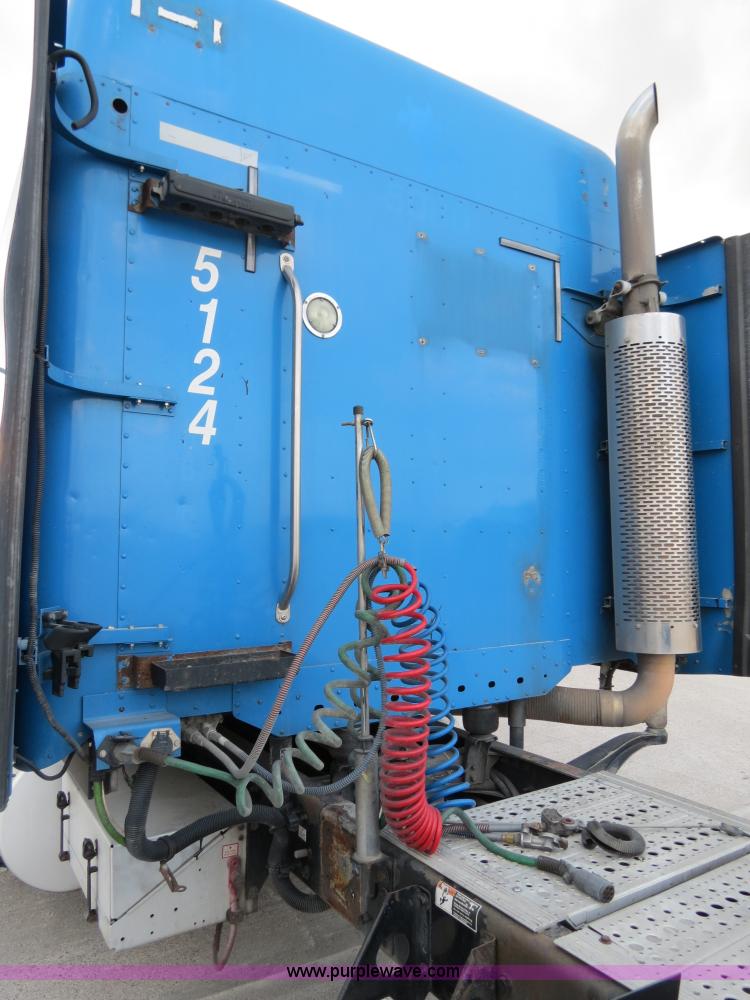 image for item B4588 2003 Freightliner Columbia semi truck