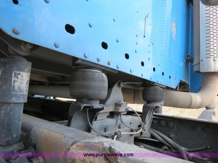 image for item B4588 2003 Freightliner Columbia semi truck