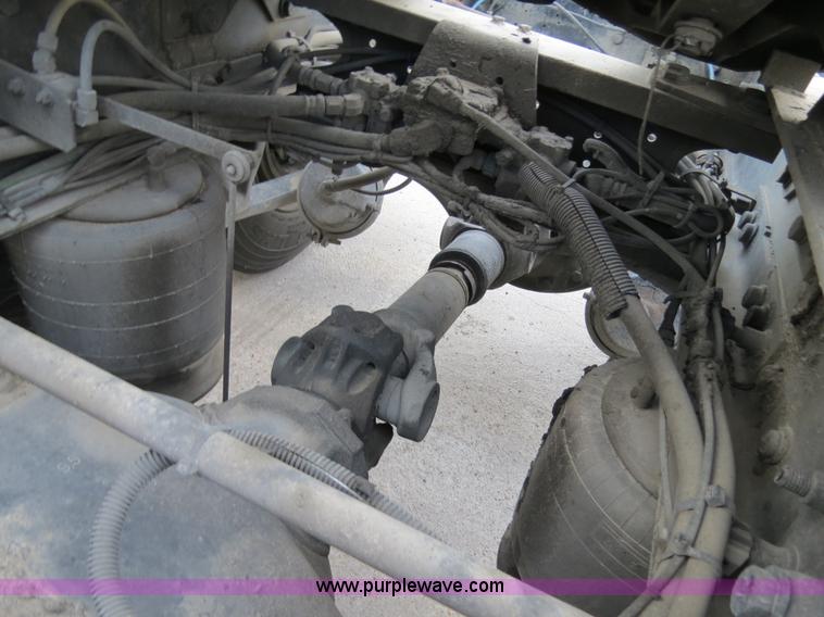 image for item B4588 2003 Freightliner Columbia semi truck