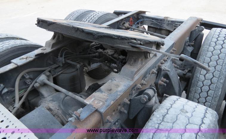 image for item B4588 2003 Freightliner Columbia semi truck