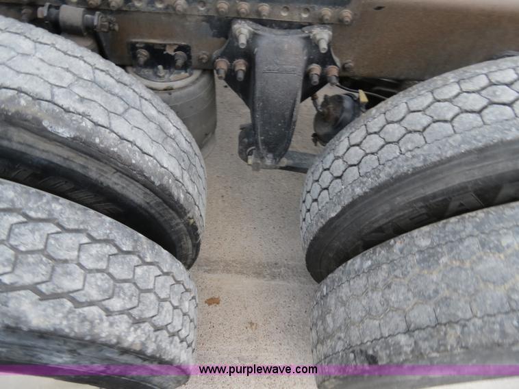 image for item B4588 2003 Freightliner Columbia semi truck