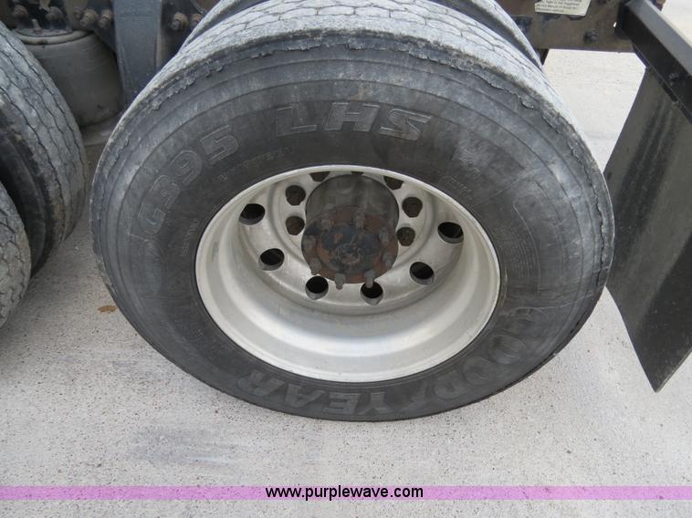 image for item B4588 2003 Freightliner Columbia semi truck