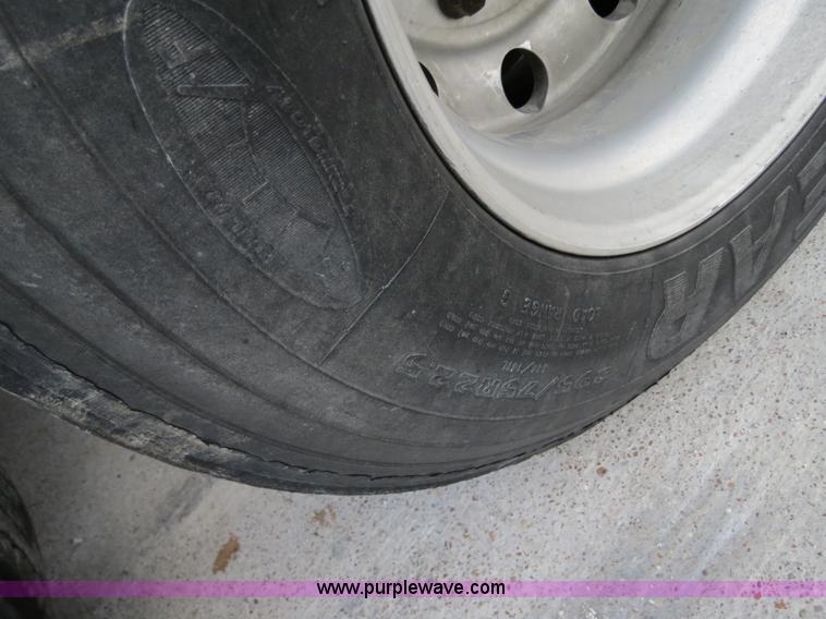 image for item B4588 2003 Freightliner Columbia semi truck