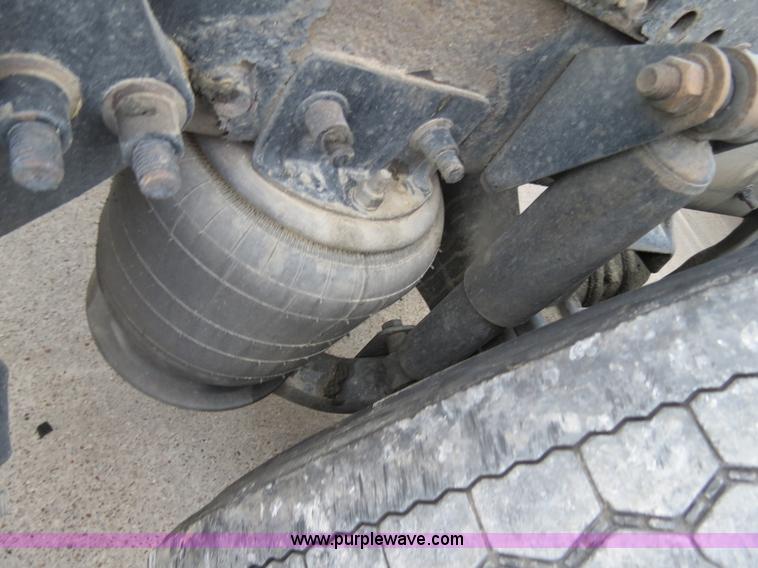 image for item B4588 2003 Freightliner Columbia semi truck