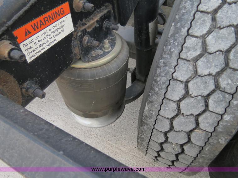 image for item B4588 2003 Freightliner Columbia semi truck