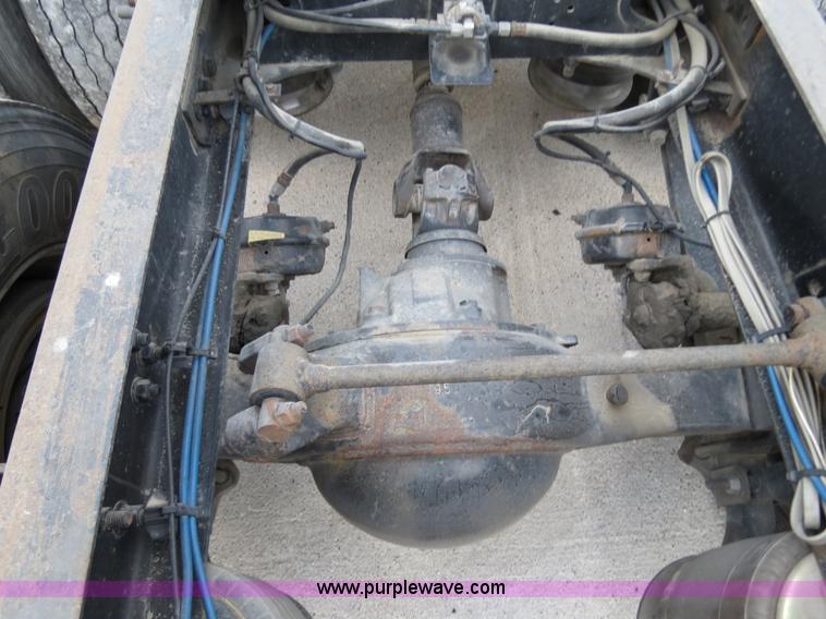 image for item B4588 2003 Freightliner Columbia semi truck