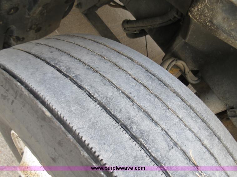 image for item B4588 2003 Freightliner Columbia semi truck