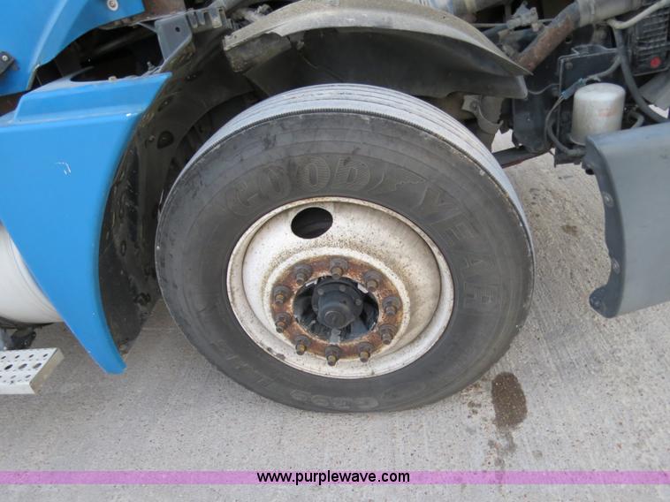 image for item B4588 2003 Freightliner Columbia semi truck