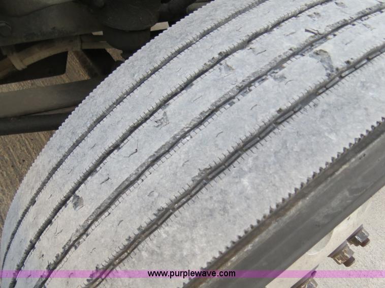 image for item B4588 2003 Freightliner Columbia semi truck