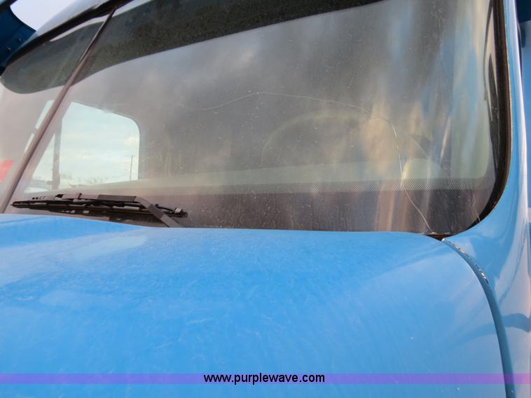 image for item B4588 2003 Freightliner Columbia semi truck