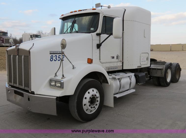 image for item B4589 1999 Kenworth T800 semi truck