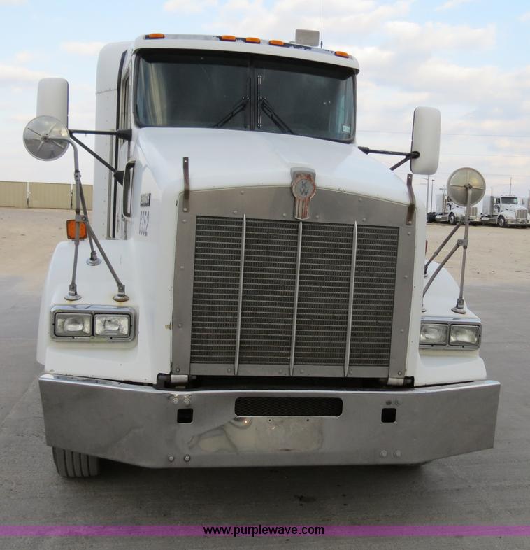 image for item B4589 1999 Kenworth T800 semi truck