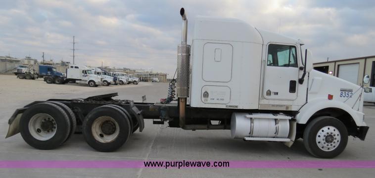 image for item B4589 1999 Kenworth T800 semi truck