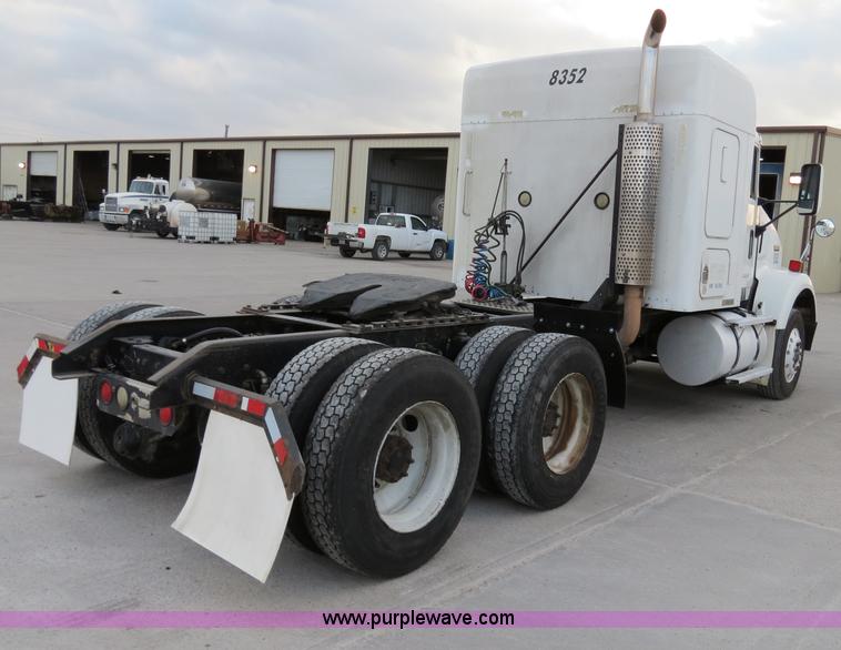 image for item B4589 1999 Kenworth T800 semi truck