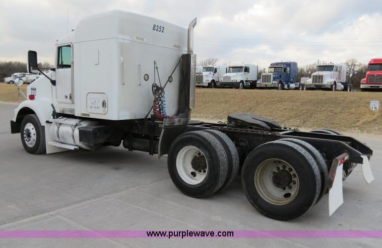 image for item B4589 1999 Kenworth T800 semi truck