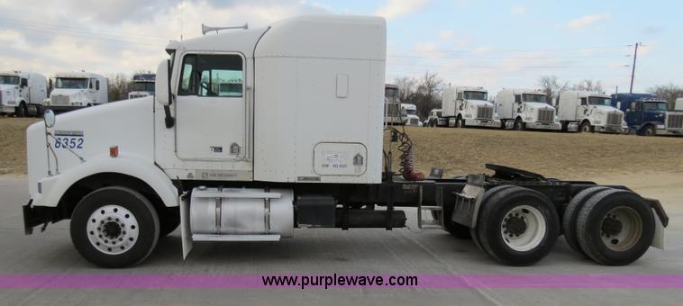 image for item B4589 1999 Kenworth T800 semi truck