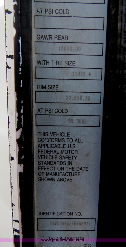 image for item B4589 1999 Kenworth T800 semi truck