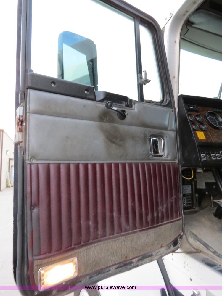 image for item B4589 1999 Kenworth T800 semi truck