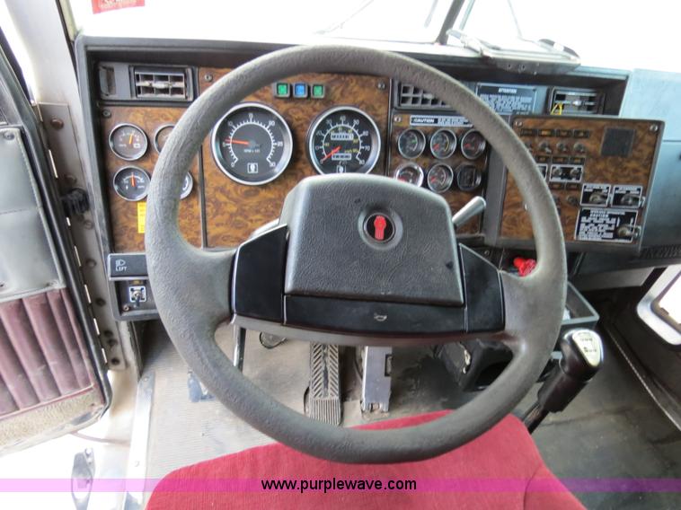 image for item B4589 1999 Kenworth T800 semi truck