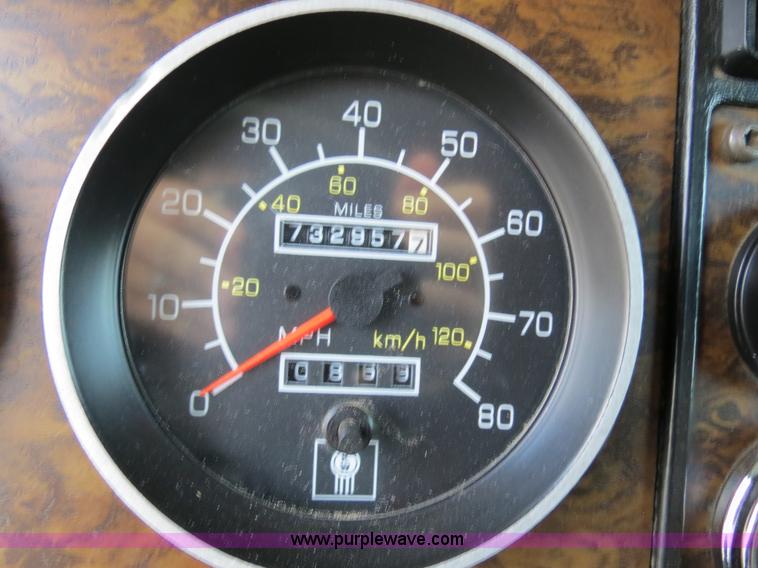 image for item B4589 1999 Kenworth T800 semi truck