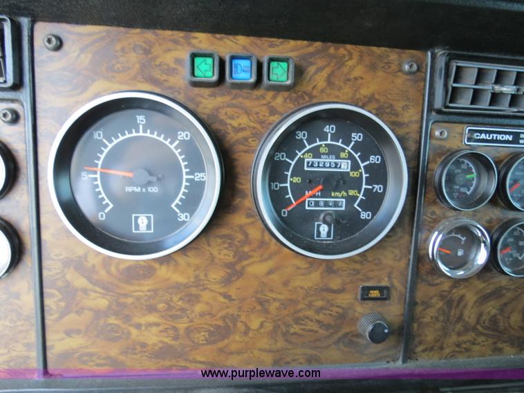 image for item B4589 1999 Kenworth T800 semi truck