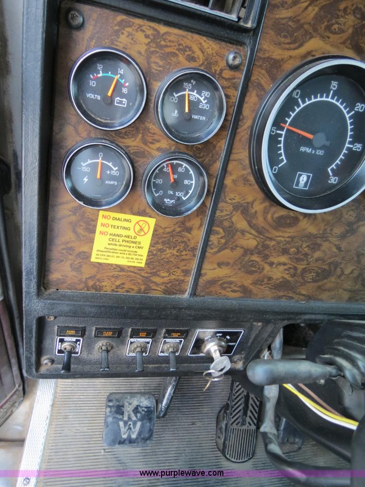 image for item B4589 1999 Kenworth T800 semi truck