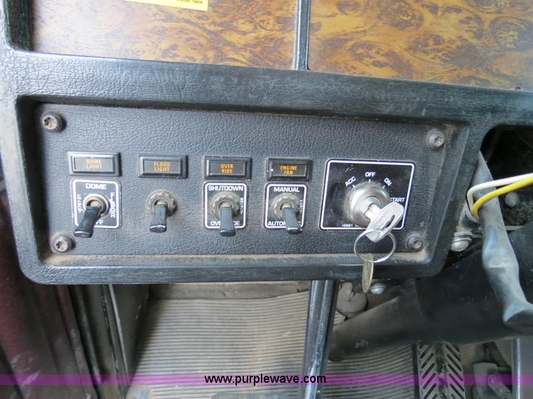 image for item B4589 1999 Kenworth T800 semi truck