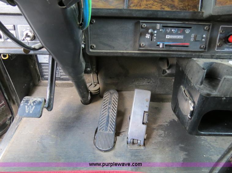 image for item B4589 1999 Kenworth T800 semi truck