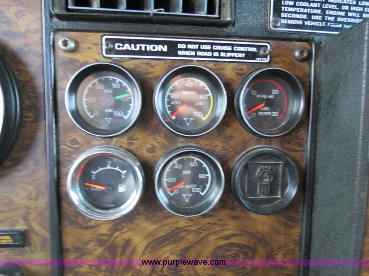 image for item B4589 1999 Kenworth T800 semi truck