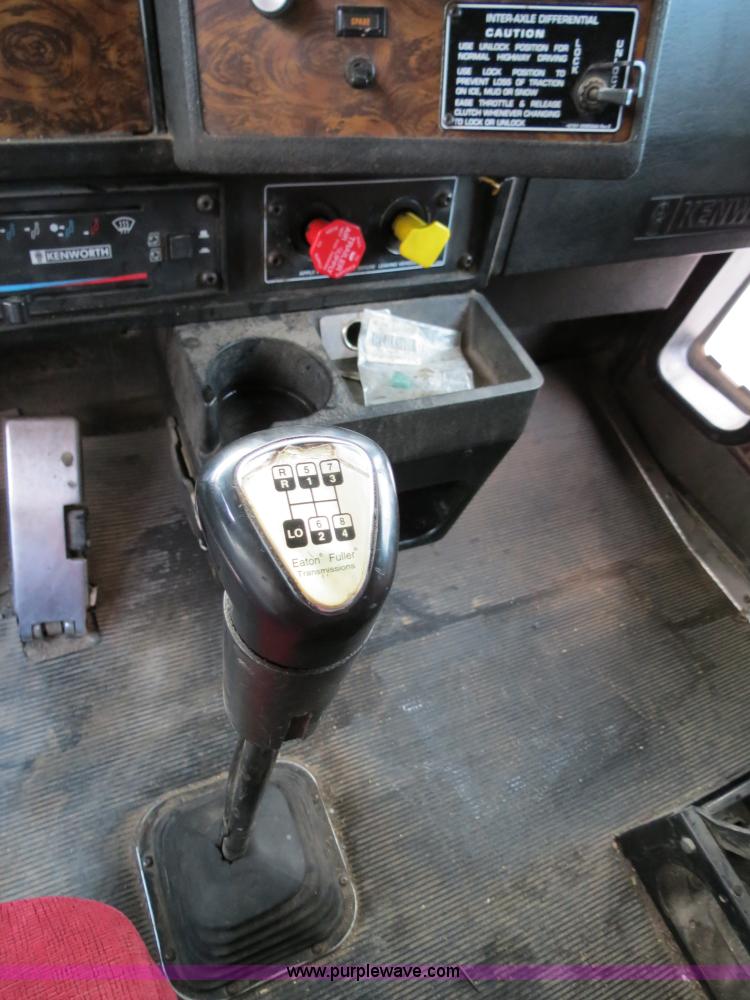 image for item B4589 1999 Kenworth T800 semi truck