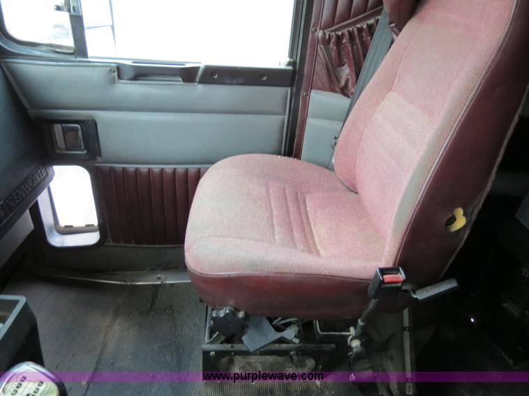 image for item B4589 1999 Kenworth T800 semi truck