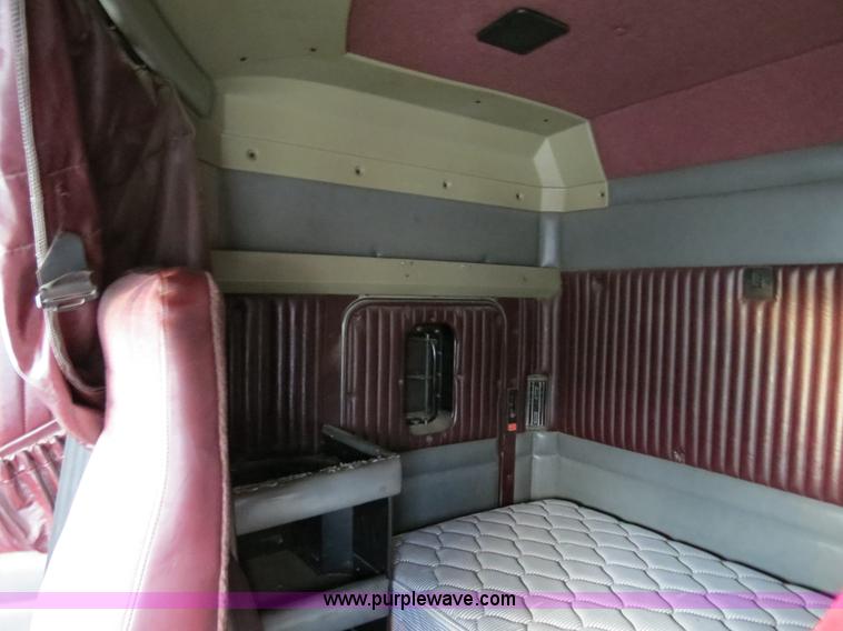 image for item B4589 1999 Kenworth T800 semi truck