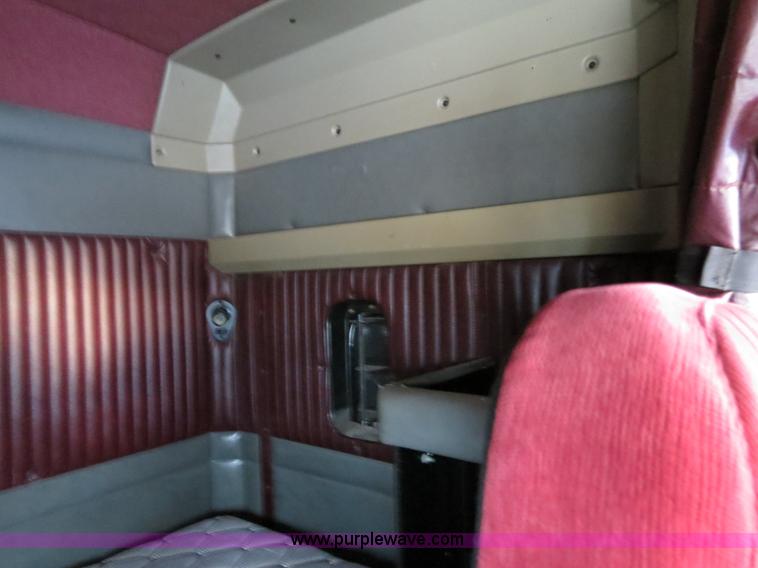 image for item B4589 1999 Kenworth T800 semi truck