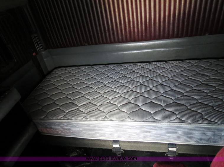 image for item B4589 1999 Kenworth T800 semi truck