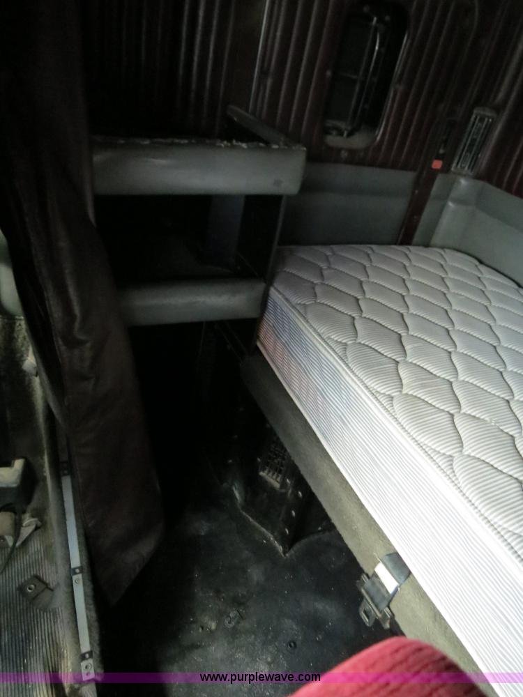 image for item B4589 1999 Kenworth T800 semi truck