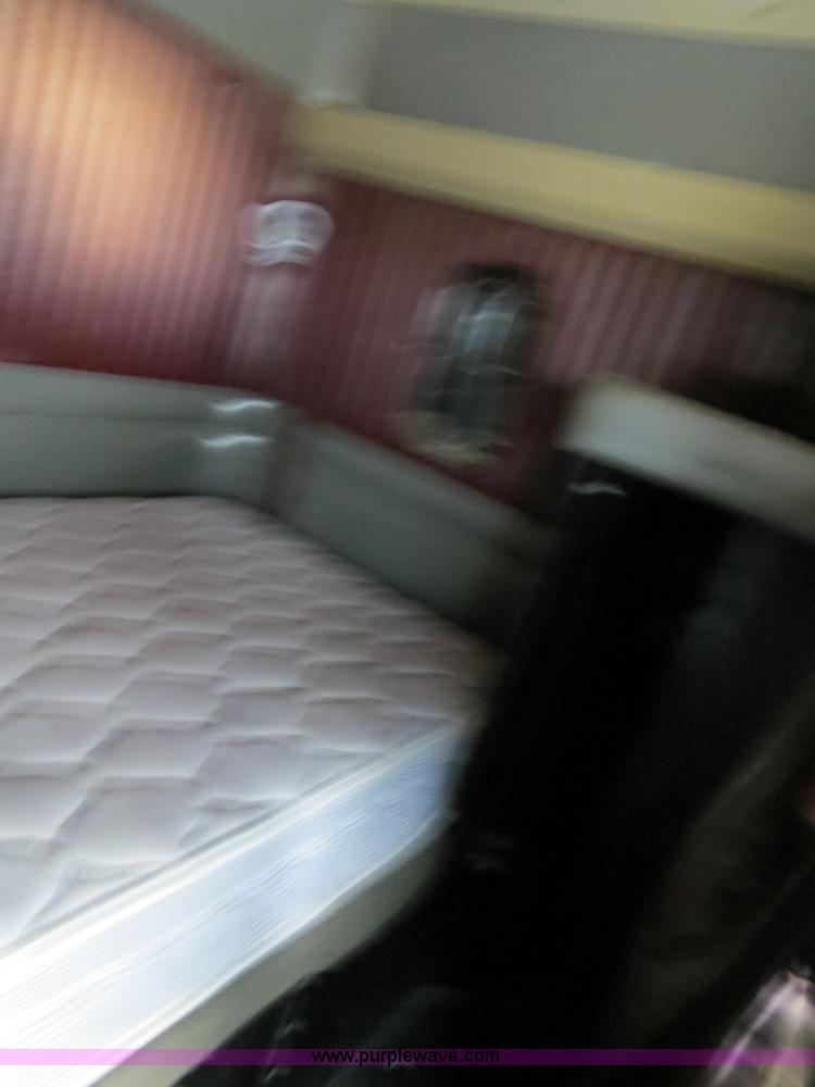 image for item B4589 1999 Kenworth T800 semi truck