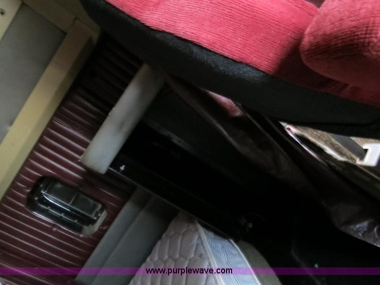 image for item B4589 1999 Kenworth T800 semi truck