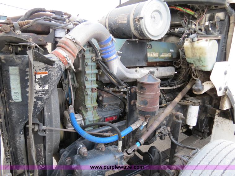 image for item B4589 1999 Kenworth T800 semi truck