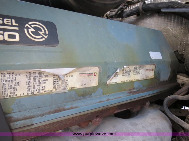 image for item B4589 1999 Kenworth T800 semi truck