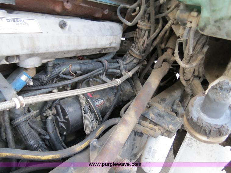 image for item B4589 1999 Kenworth T800 semi truck